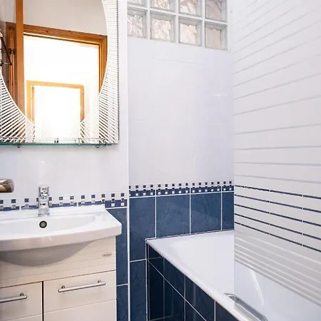 The Saline Views Makenzy Daire